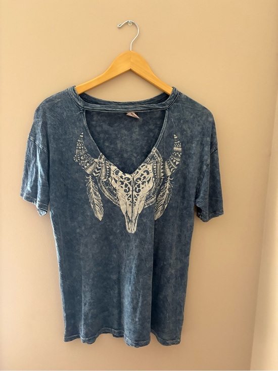 Blank Paige Tops - Boutique Blue Mineral Wash Tee with V-neck Cut out Bull Skull Graphic Sz Sm